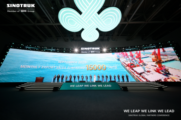 且向潮頭再揚帆！中國重汽重卡單月出口1.5萬輛，再次刷新行業紀錄